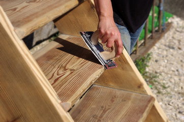 rénovation de meuble ancien - escalier en bois brossé