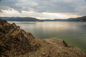 Fototapeta premium Felsen am Uferand des Edersees
