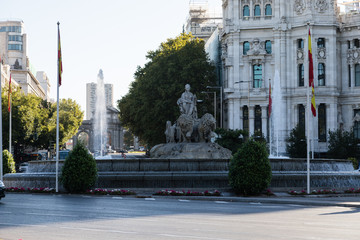 Fototapeta na wymiar Plaza de Cibeles de Madrid con la escultura de la diosa Cibeles