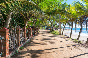 The Vijaya Road leads along the Medaketiya beach and runs to the Rekawa lagoon in the east of Tangalle