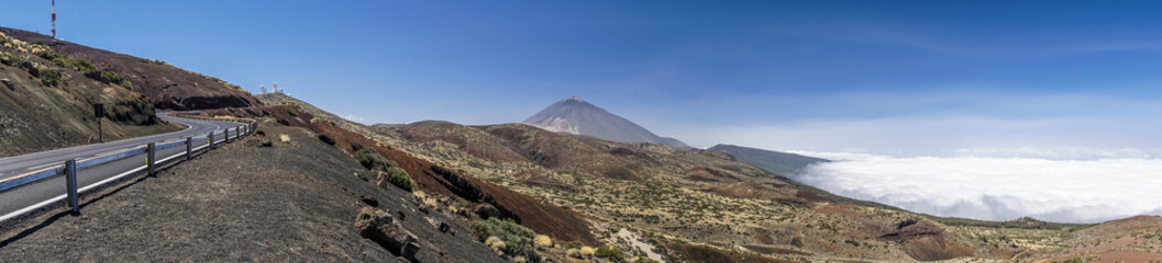 Bergstraße zum Observatorium auf Teneriffa mit dem Vulkan Teide und Wolken im Hintergrund als...