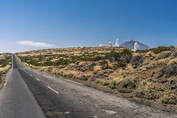 Alte Landstraße auf 3000 Meter Höhe auf Teneriffa führt vorbei am Observatorium und dem Vulkan...