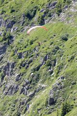 Parapentiste sur le domaine Brévent-Flégère. Paraglider on the Brévent-Flégère domain.