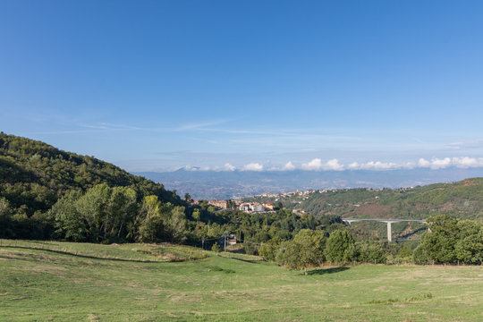 Vallata con vista su Celico nel Parco nazionale della Sila, regione Calabria IT