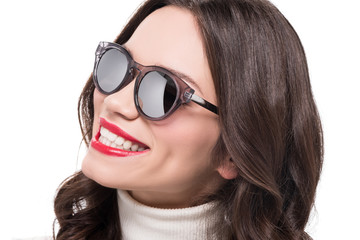 Naklejka premium Smiling woman in trendy sunglasses