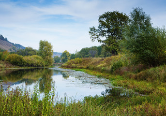 Fototapeta na wymiar Pond in the countryside in autumn