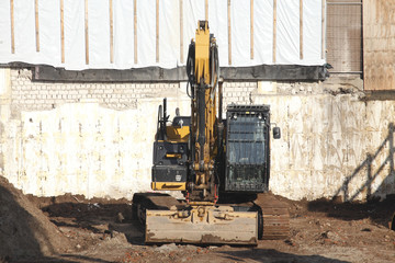Fototapeta premium Bagger mit Baggerschaufel auf einer Baustelle