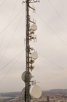 Antena de telecomunicaciones y transmisi&oacute;n con cables y vistas a la ciudad