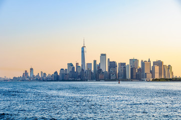 Obraz premium Pierwsze światło nad Dolnym Manhattanem w Nowym Jorku w USA