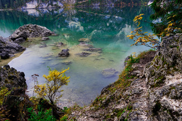 Fototapeta na wymiar Ufer des Pragser Wildsees, Dolomiten