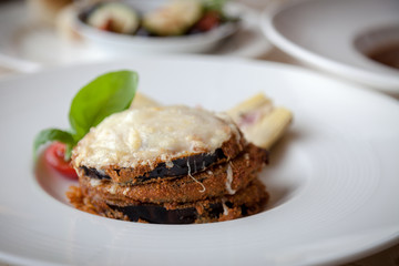 Panierowany bakłażan przekładany pomidorowym pesto, mozzarellą i parmezanem z karczochami
