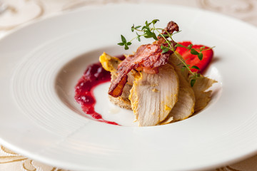 Filet z piersi perliczki marynowany w pomarańczach, cytrynach, amaretto i ziołach. Podany z domowym pasztetem na grzance