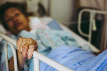 高齢者女性の入院