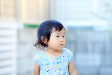 屋外で遊ぶ子供