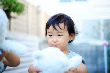 屋外で遊ぶ子供