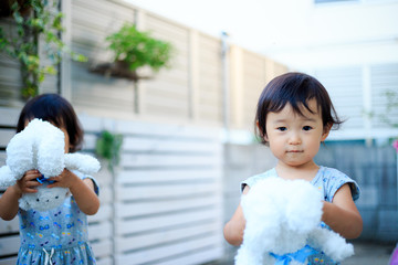 屋外で遊ぶ子供