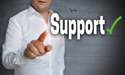 Support touchscreen wird von Mann bedient