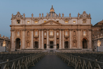 Obraz premium Sunrise light on Saint Peter, Vatican City in Rome, Italy