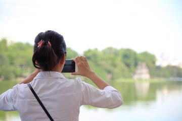 スマートフォンで写真を撮る女性