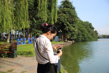 スマートフォンで写真を撮る女性