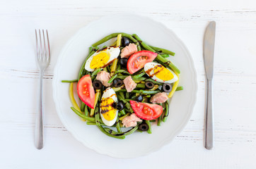 Warm salad with green beans, tuna, tomatoes and boiled eggs