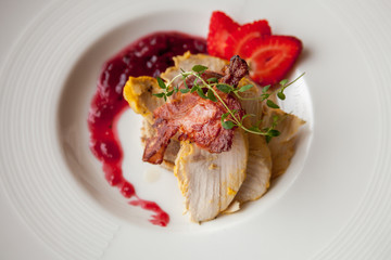 Filet z piersi perliczki marynowany w pomarańczach, cytrynach, amaretto i ziołach. Podany z domowym pasztetem na grzance