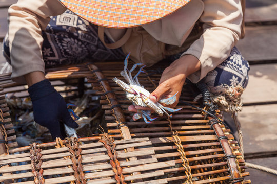 Kambodscha, Kep, Krabbenmarkt, Fischer beim Krabbenverkauf auf dem Krabbenmarkt