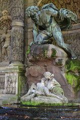 Statues de la fontaine Médicis au jardin du Luxembourg à Paris, France
