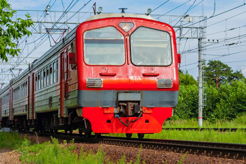 Obraz premium Train moves against the background of green trees