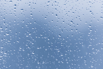 Wassertropfen auf Scheibe