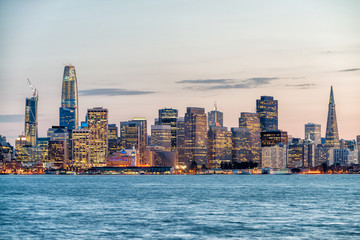 Fototapeta premium Night skyline of San Francisco from Treasure Island