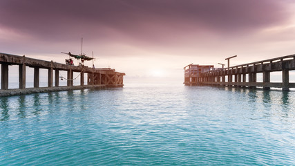 Obraz premium Strong and long cement bridge at the harbor.