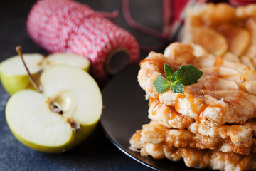 Crunchy apple pie with salted caramel