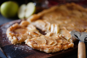 Crunchy apple pie with salted caramel