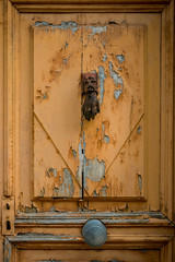 Vieille porte dans les rues de Peyrusse le Roc
