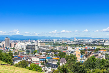 青空が広がる住宅街