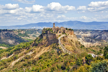 Fototapeta na wymiar Чивита ди Баньореджо, Италия. Живописный вид города на фоне гор.