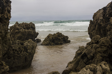 Olas chocando con las rocas