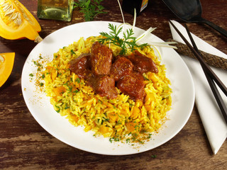 Gulasch auf Curryreis mit Gemüse