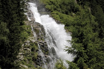Obraz premium Wodospady Stuibenfall w pobliżu Umhausen, Oetztal, Tyrol, Austria, Europa