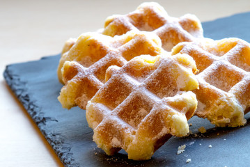 Waffeln mit Puderzucker