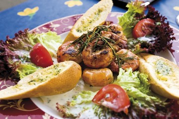 Fried king prawns and bread with herbal butter