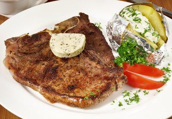 T-bone Steak vom Rind mit Ofenkartoffel