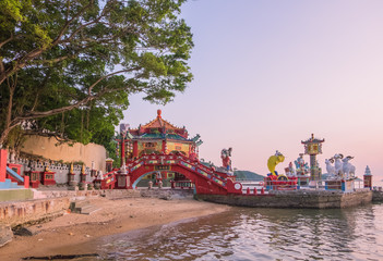 Obraz premium Colorful God statues are located at the Repulse Bay is a quaint Taoist temple which is popular for its colorful mosaic statues