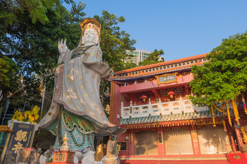 Obraz premium Colorful God statues are located at the Repulse Bay is a quaint Taoist temple which is popular for its colorful mosaic statues