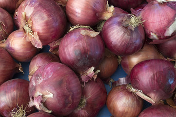Red onions at the food market