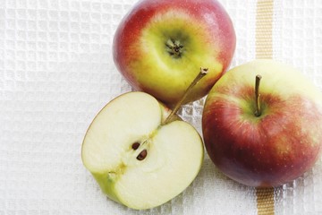 Braeburn apples on kitchen towel