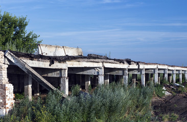 Fototapeta na wymiar Destroyed building in the village of concrete blocks and slabs