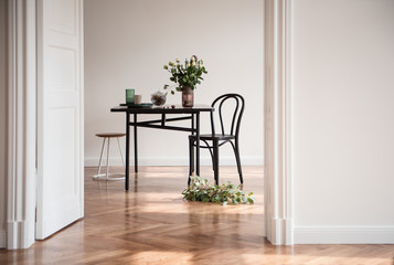 Esstisch mit Blumen in Altbauwohnung