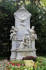 Fototapeta na wymiar Grabmal für Robert Schumann auf dem Alten Friedhof in Bonn